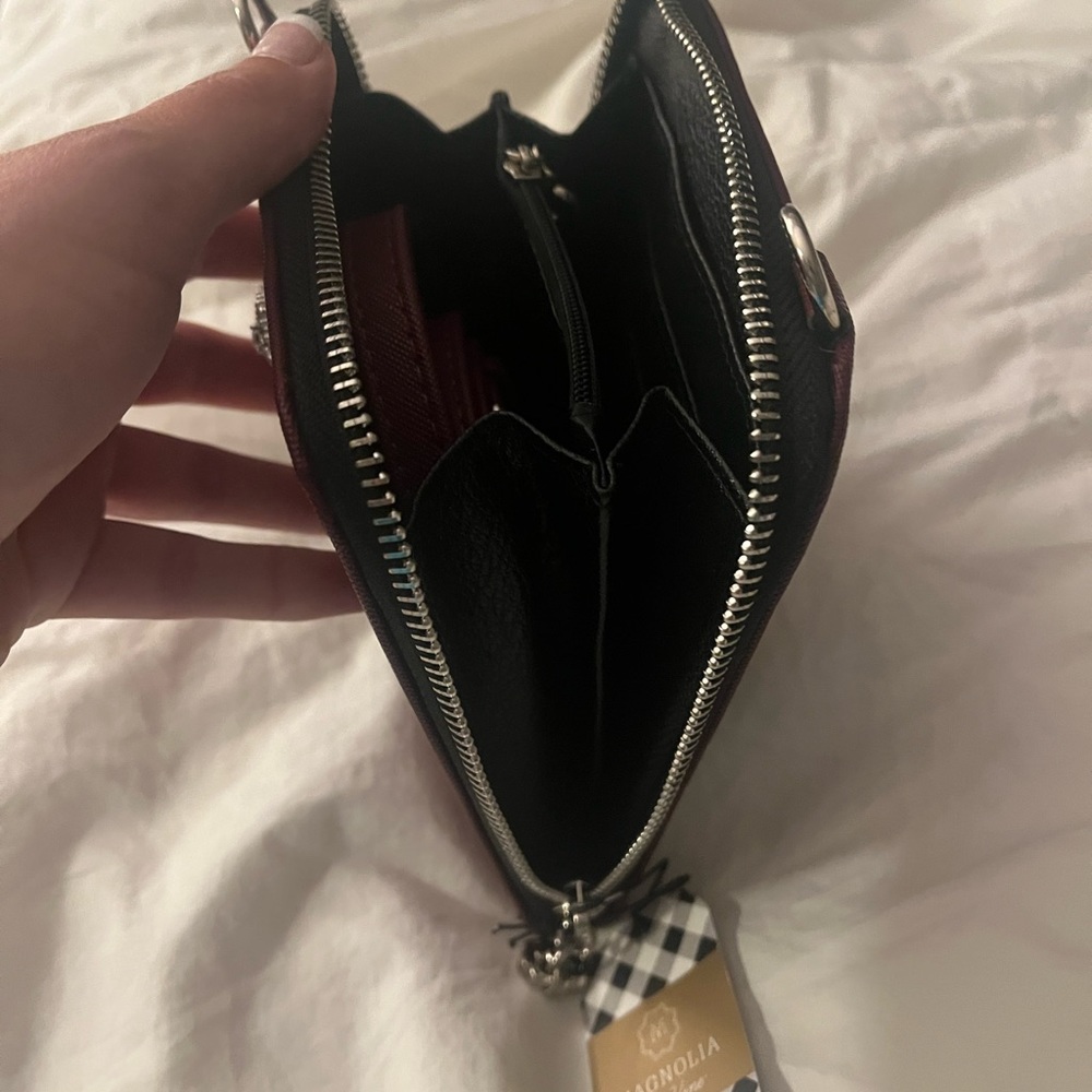 NWT MAGNOLIA & VINE CROSSBODY - Picture 3 of 4